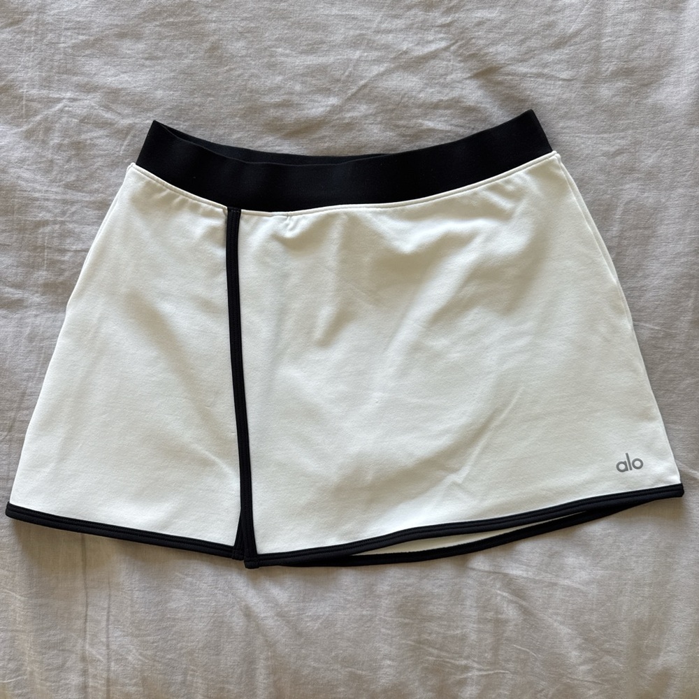 NWOT Alo Airbrush Streamlined Skirt Ivory Size S